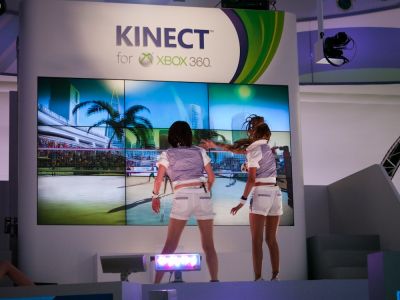 Images des filles du stand Kinect au TGS