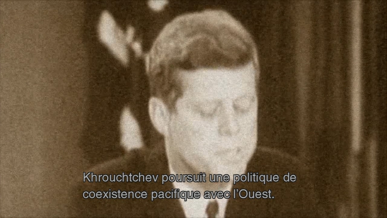 Snake Eater - Un contexte de guerre froide appuyé par des images d'archives.