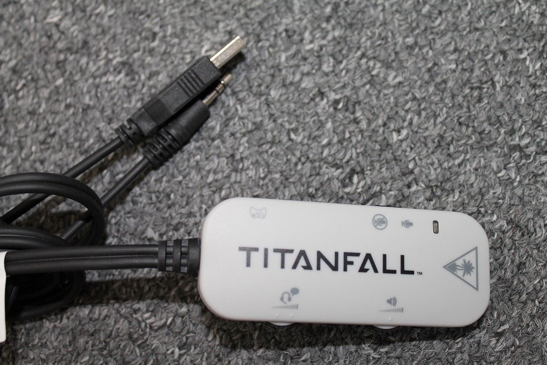 La télécommande avec la sortie USB et le jack audio