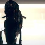 MotoGP 15 sort du stand et se lance sur la ligne de départ