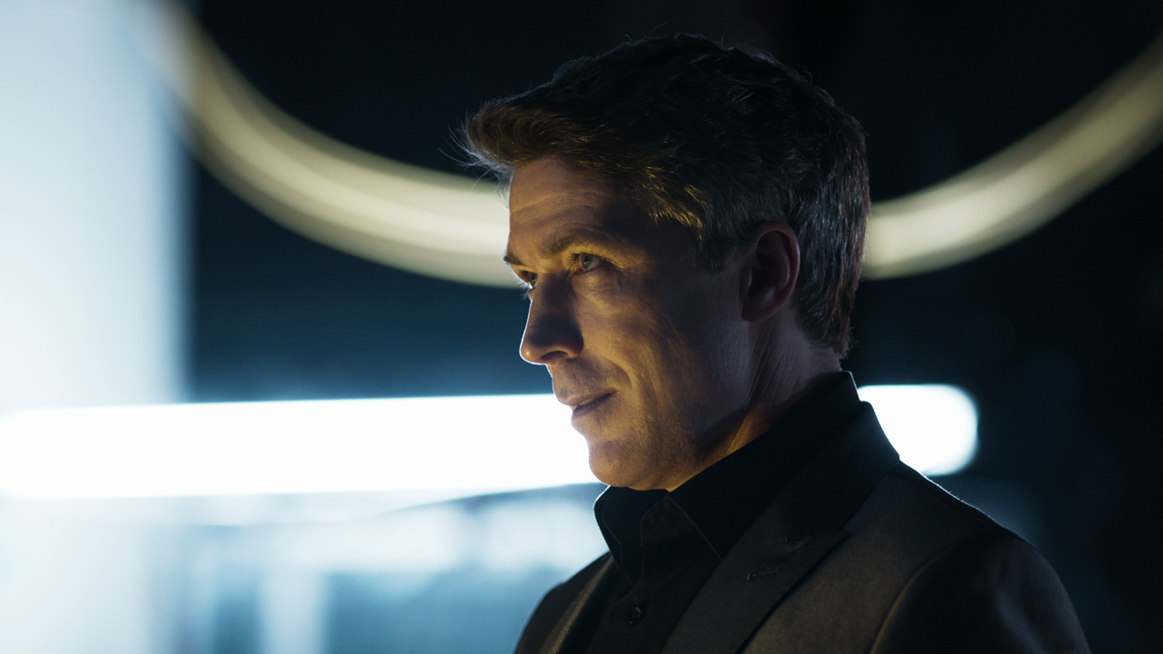 Aiden Gillen prête ses traits à Paul Serene