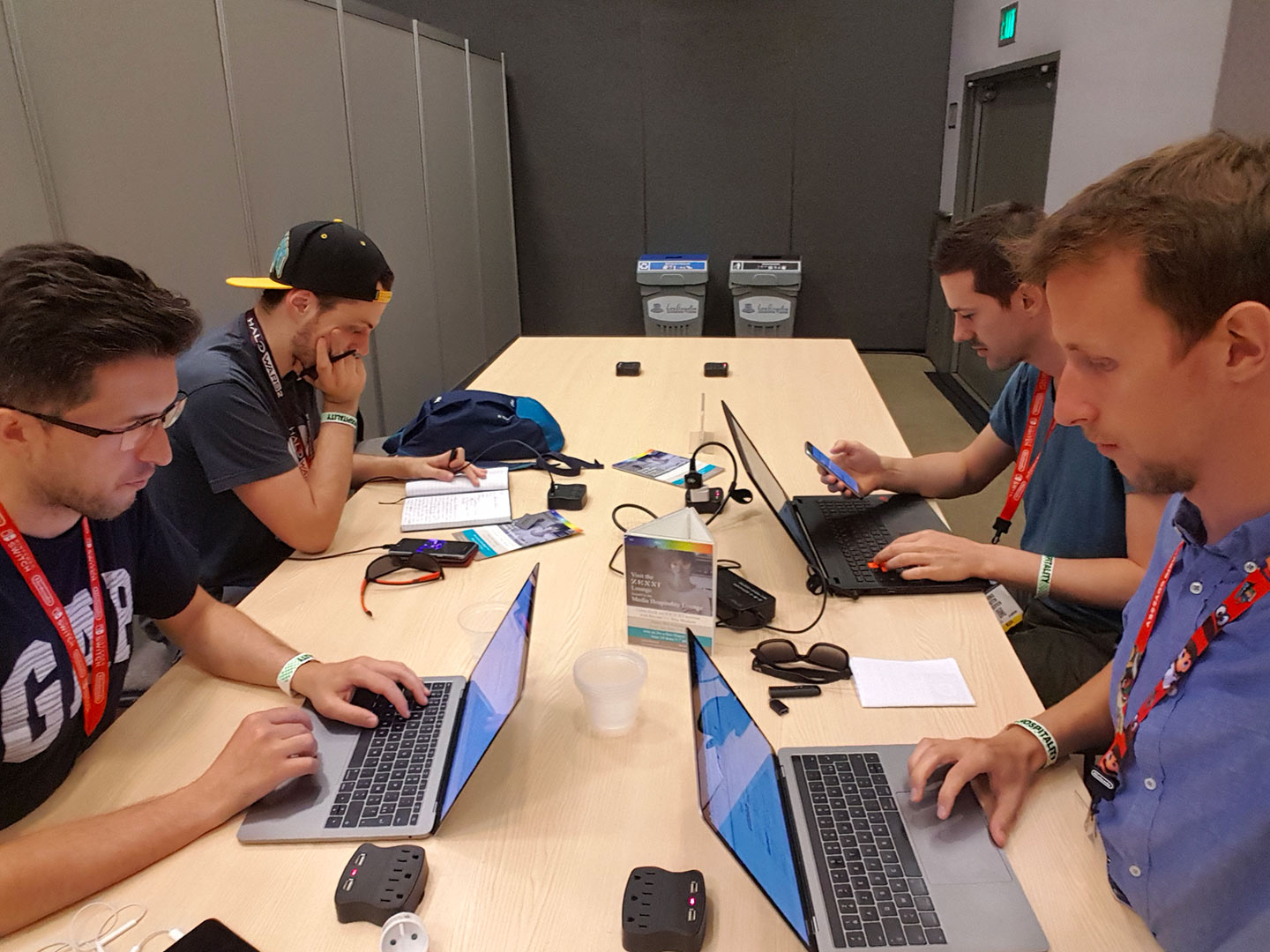 La team Xboxygen, studieuse jusqu'au bout de la fin ultime (et même si on dirait pas, cette photo est un selfie)