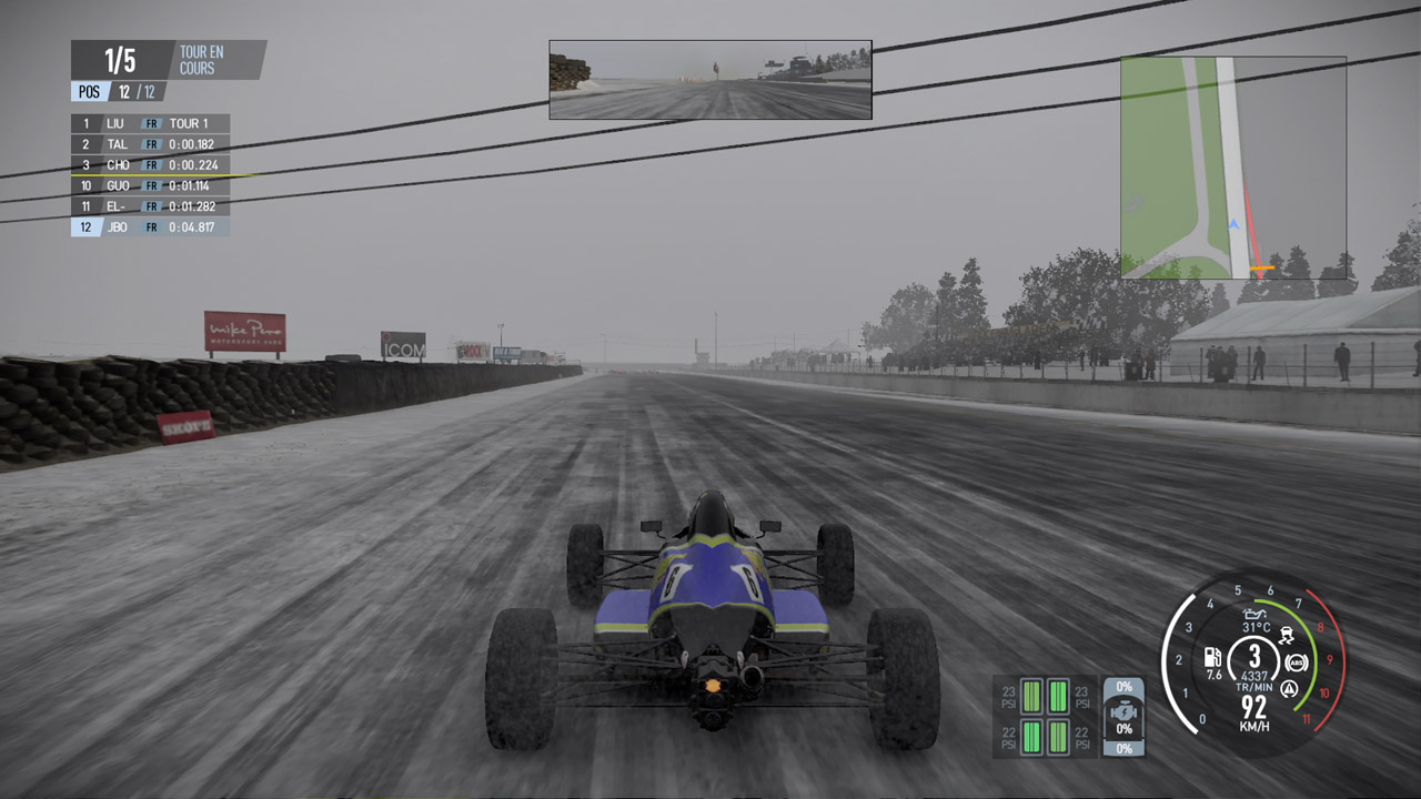 Conduire une Formule Rookie sur une piste gelée... une autre idée de l'Enfer