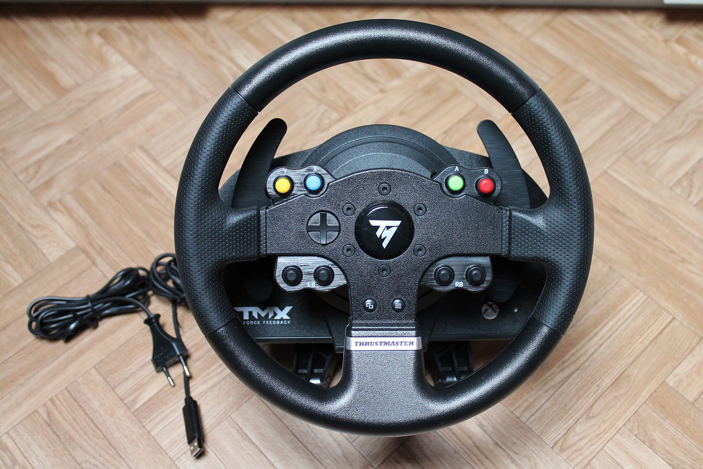 Le volant avec en-dessous sa fixation