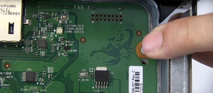 News : Insolite : un mini Master Chief chevauchant un scorpion dans la Xbox One X