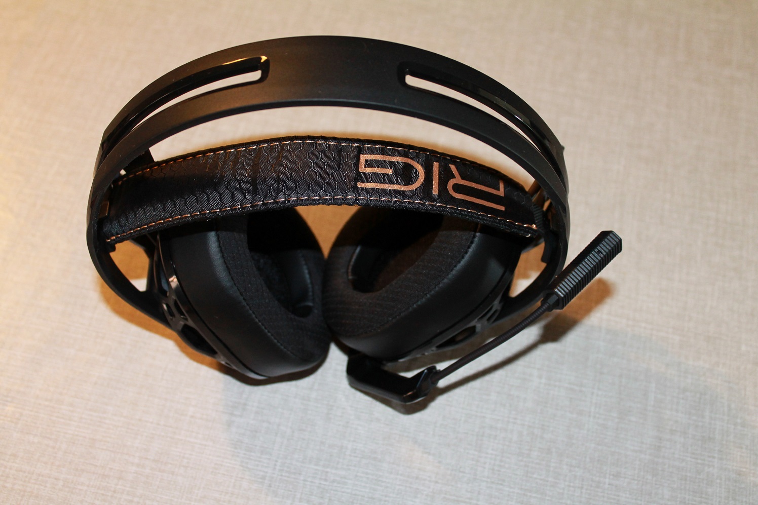 Casque avec le micro relevé, donc coupé