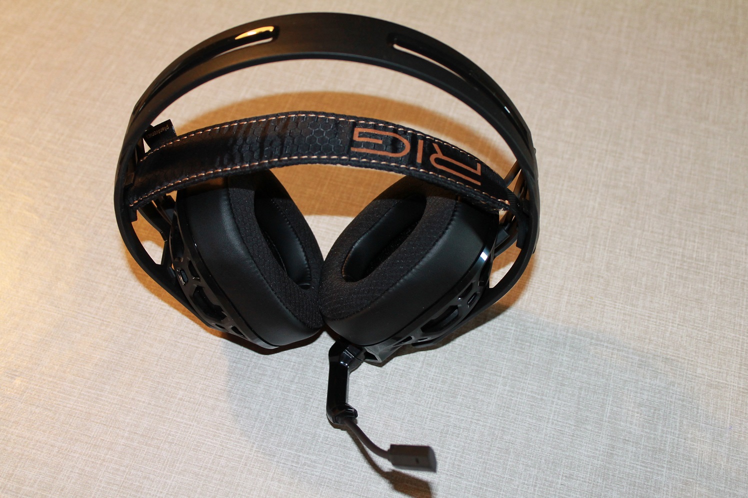 Casque avec le micro baissé, donc ouvert