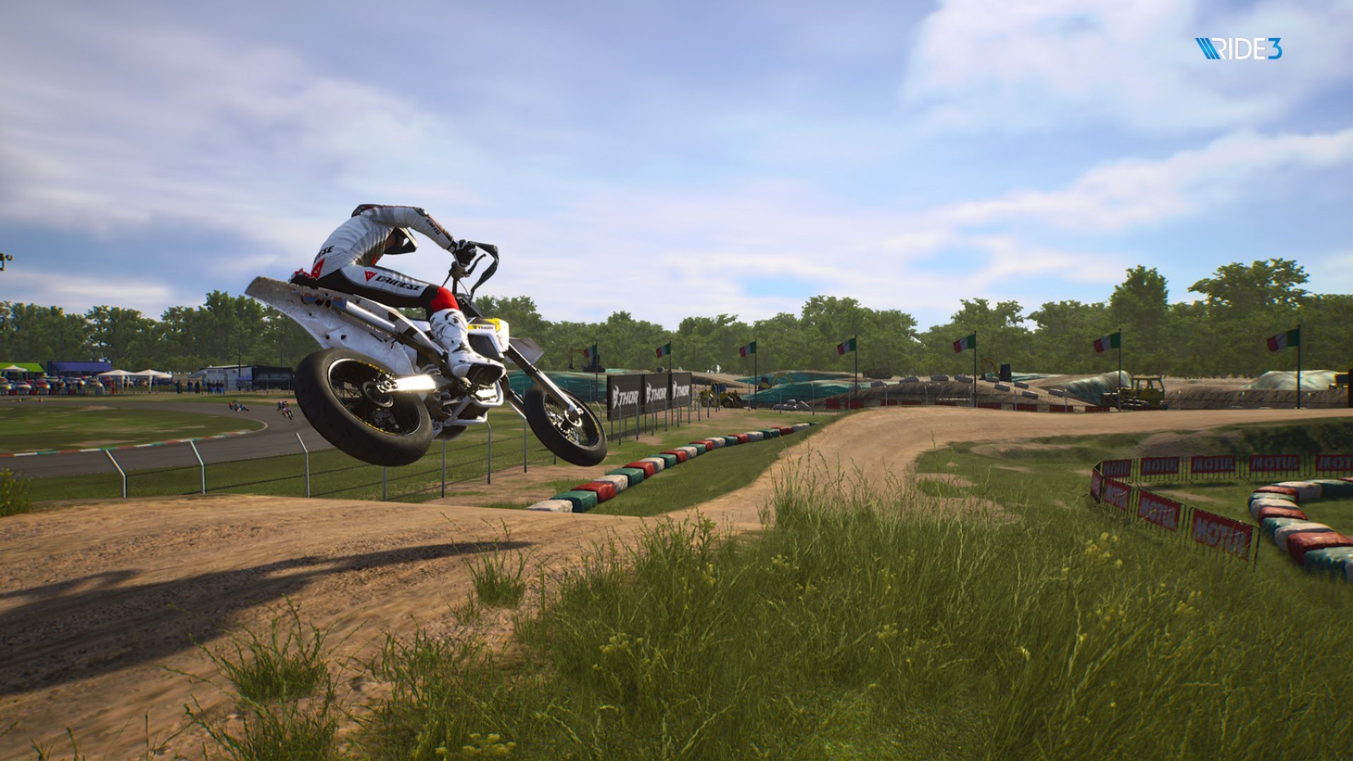 Les parties en terre des pistes de supermoto sont bien là.
