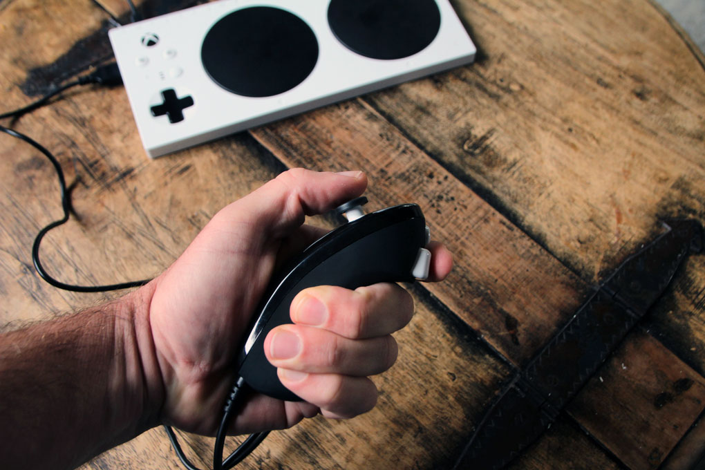 La manette une main, essentielle pour un joueur hémiplégique