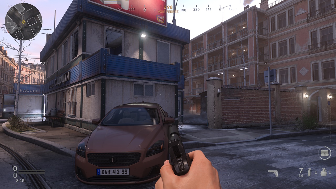 On saute sur la voiture, puis au balcon, puis un peu plus loin sur un container