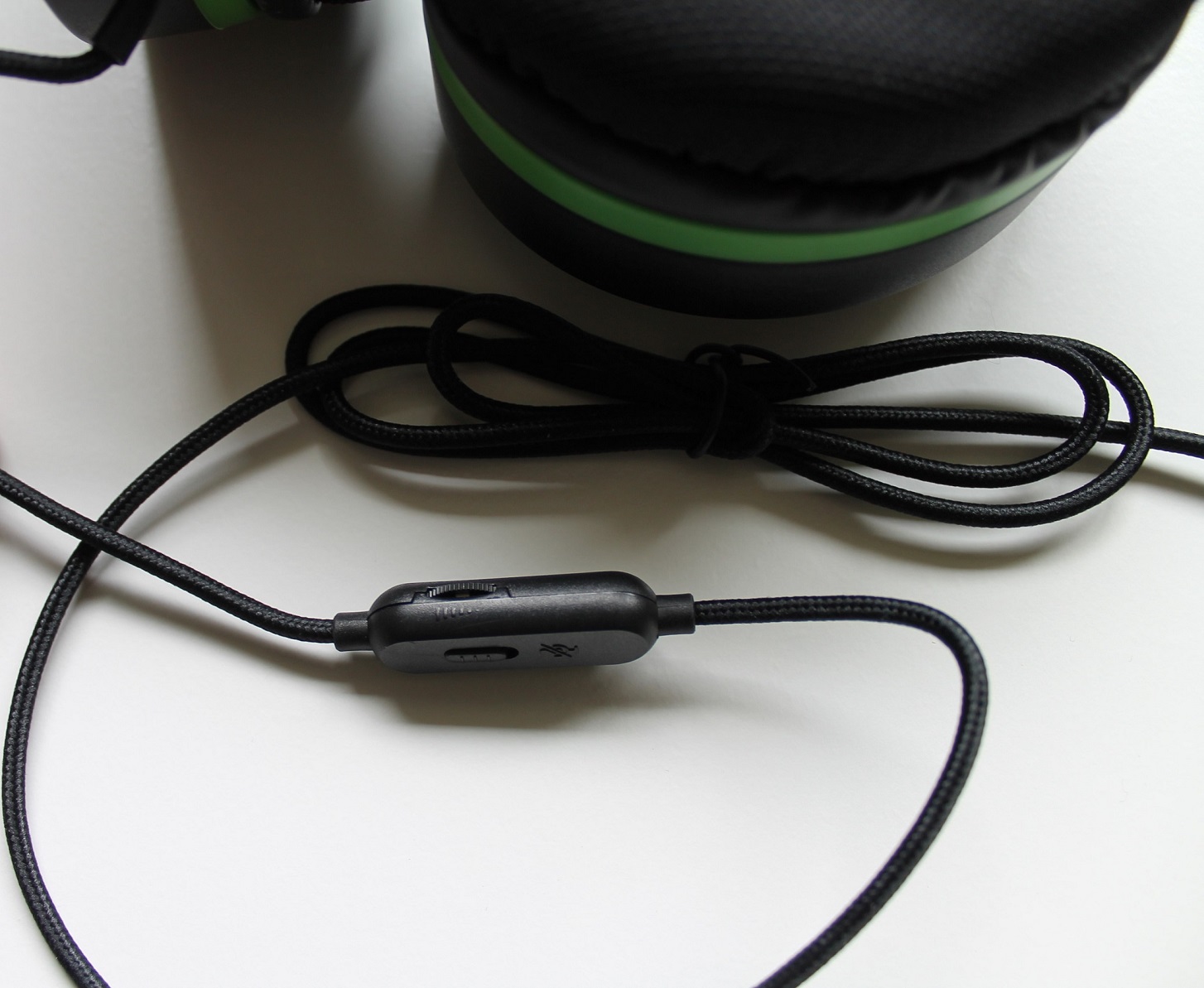 Le réglage volume et le bouton pour couper le micro