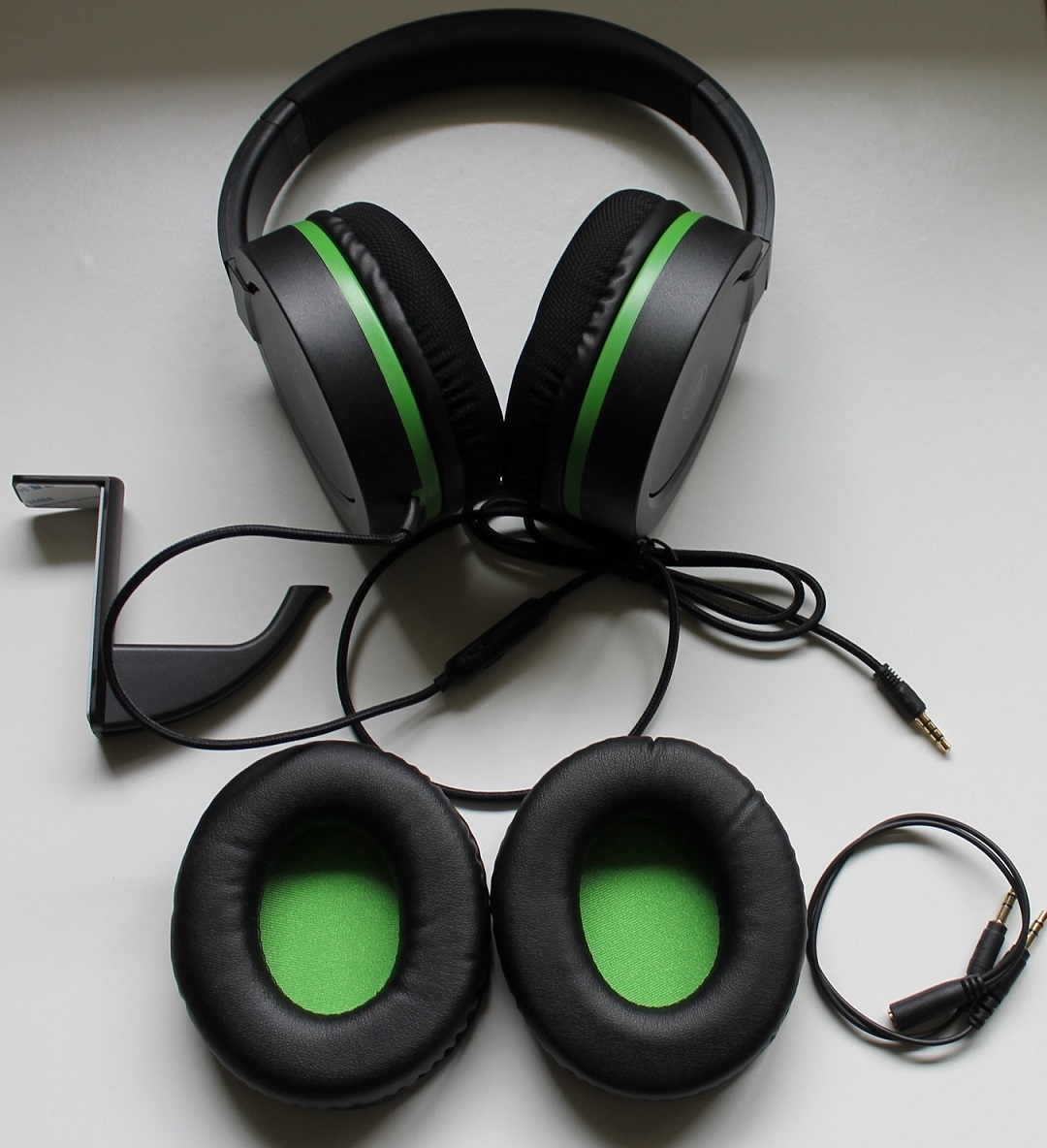Le casque et son support, ainsi que la paire d'oreillettes supplémentaire