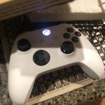 Xbox Series X blanche : une manette blanche fuite. Pour la Xbox Series S ou les employés ?