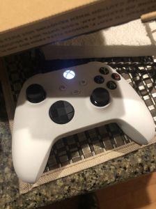 News : Xbox Series X blanche : une manette blanche fuite. Pour la Xbox Series S ou les employés ?