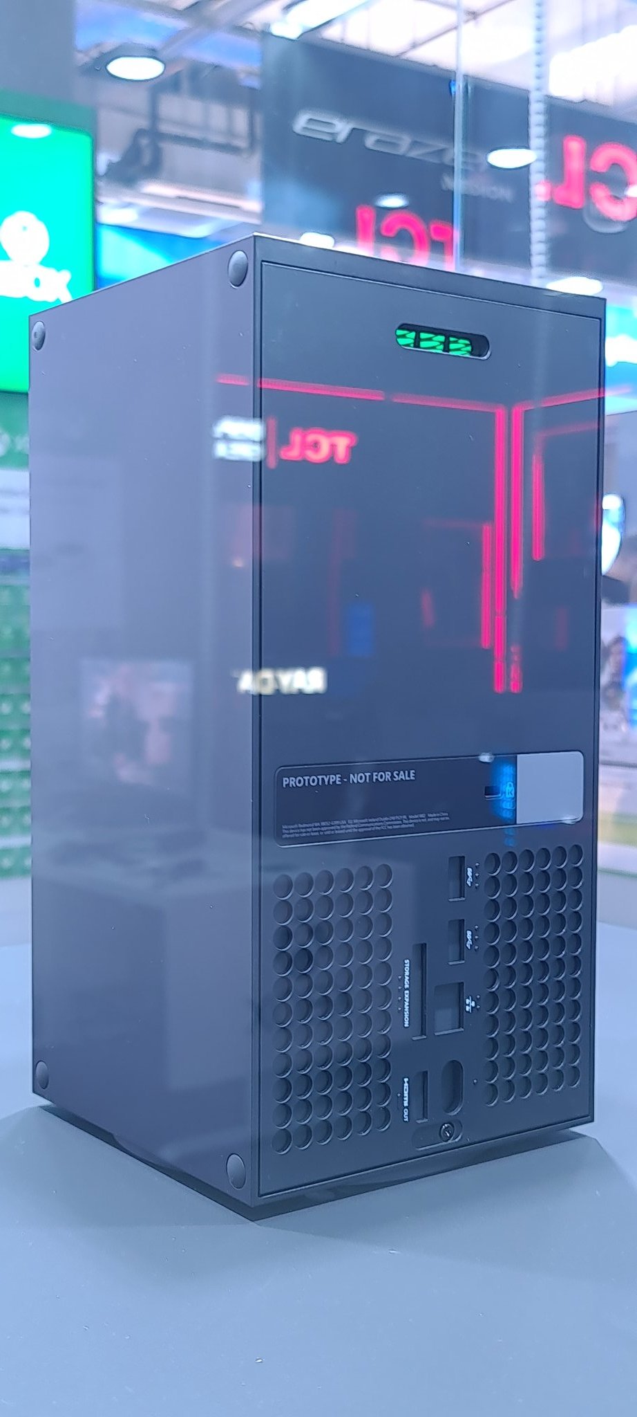 Xbox Series X : voici les photos du prototype visible chez Saturn en Allemagne