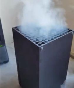 News : Xbox Series X qui fume : il s’agit en réalité de fumée envoyée sous la console