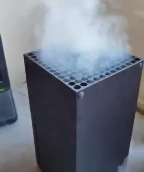 Xbox Series X qui fume : il s’agit en réalité de fumée envoyée sous la console