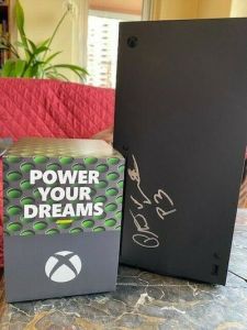 News : Une Xbox Series X signée de la main de Phil Spencer en vente sur eBay