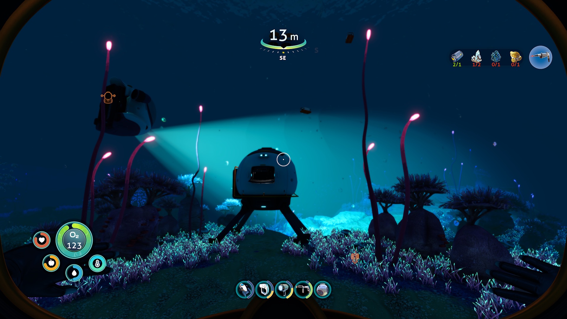 Notre sous-marin laisse deviner ce refuge, enveloppé dans la nuit noire.