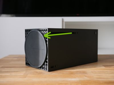News : Xbox Series X : le trou caché sous la console sert à éjecter manuellement le disque