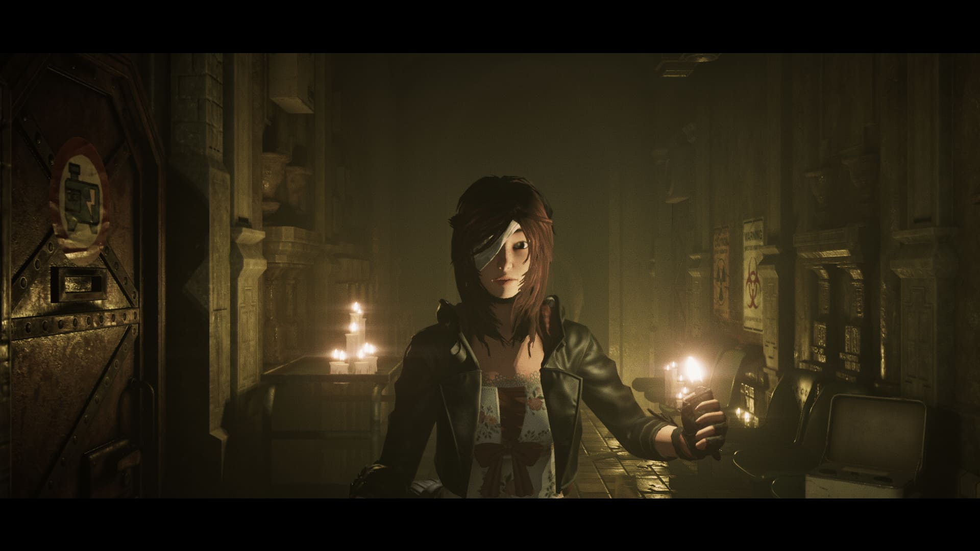 Dans le noir, Caroline ne peut compter que sur la flamme chancelante de son briquet.