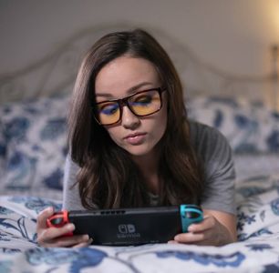 News : Les lunettes anti lumière bleue ne serviraient à rien selon une étude  scientifique
