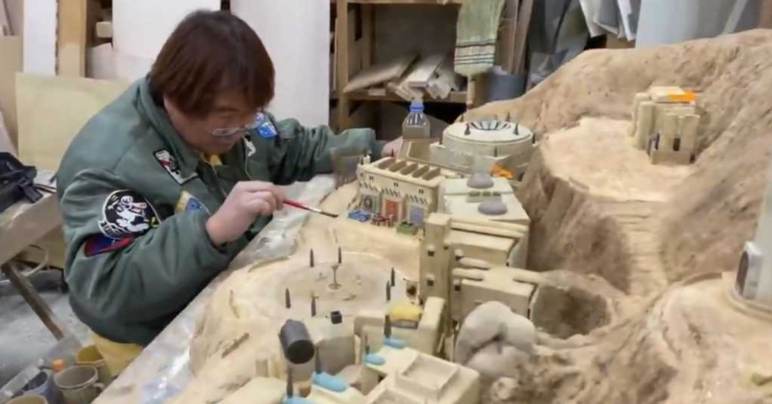 crédit photo : gamerfocus.co ; Sakaguchi peignant l'un des dioramas de Fantasian