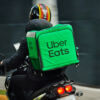 Besoin d’un jeu ou d’une manette en urgence ? Uber Eats lance un partenariat avec GameStop